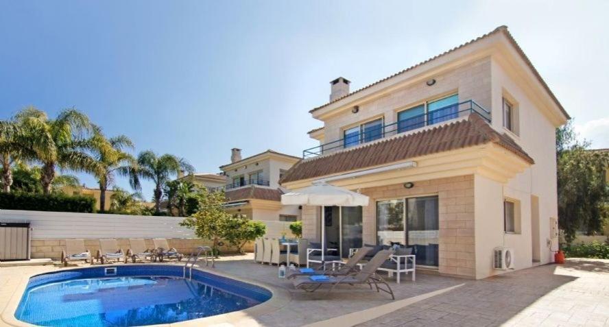 Sonja Villa *